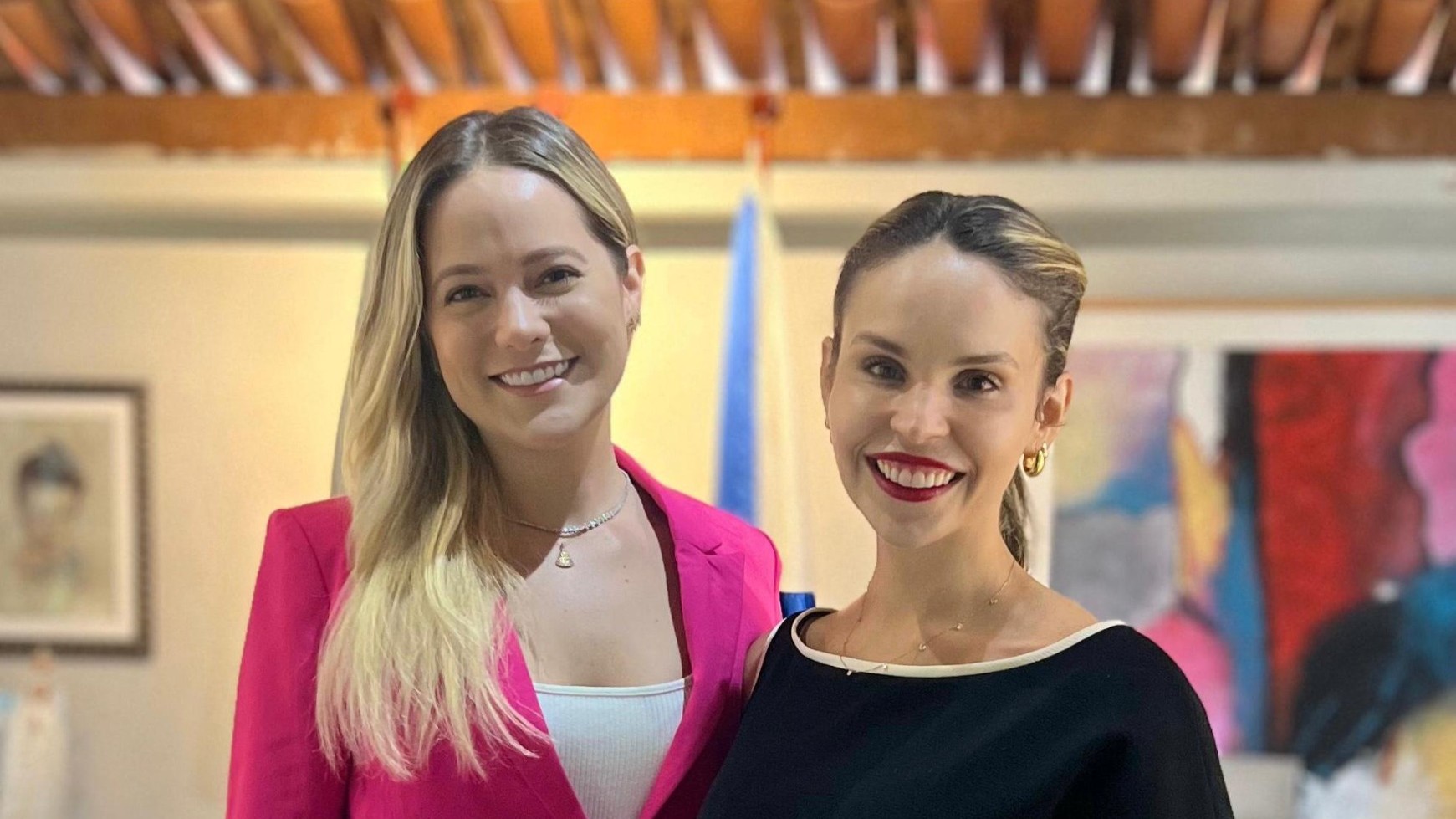 grupo de pessoas posa para a foto